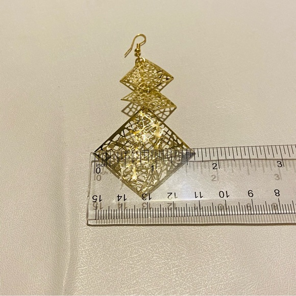 ✨NEW✨ Delicate Dangling Drop Goldtone Lightweight Earrings - Picture 5 of 6